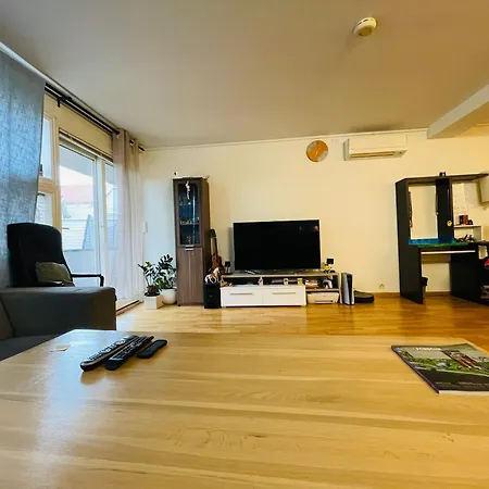 Spacious Waterfront With Free Parking - Upgraded 2024 *